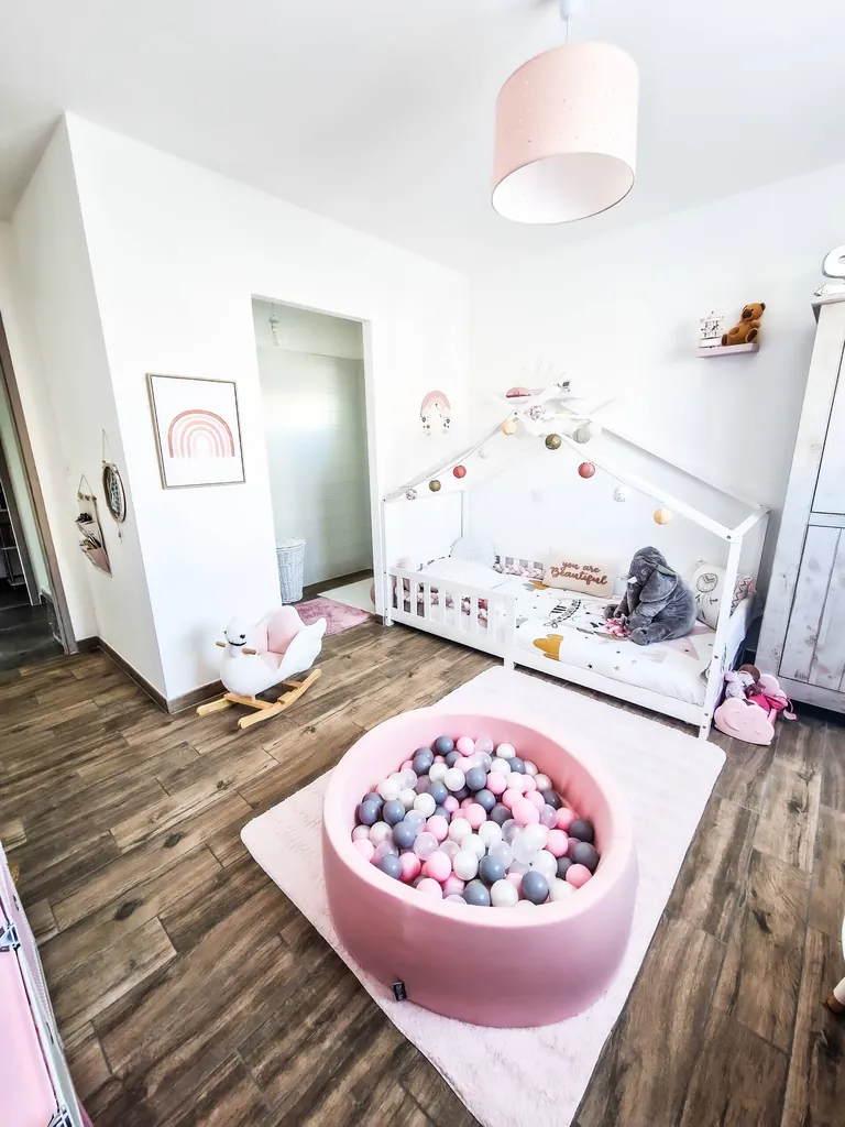 Chambre d'enfant avec formes géométriques peintes