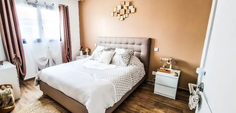 Chambre parentale avec mur d'accent terracotta à Perpignan